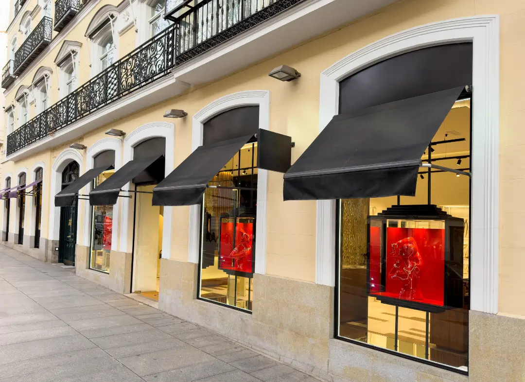 Façade vitrine de magasin en aluminium sur mesure à Saint-Hilaire-de-Riez